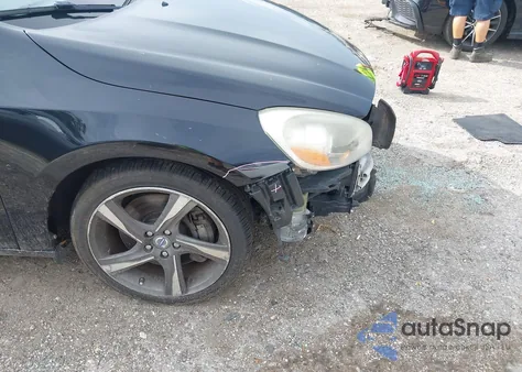 2013 Volvo S60 T6/T6 Platinum/T6 Premier Plus/T6 R-Design/T6 R-Design Platinum z USA, uszkodzony, nr VIN YV1902FHXD2176509